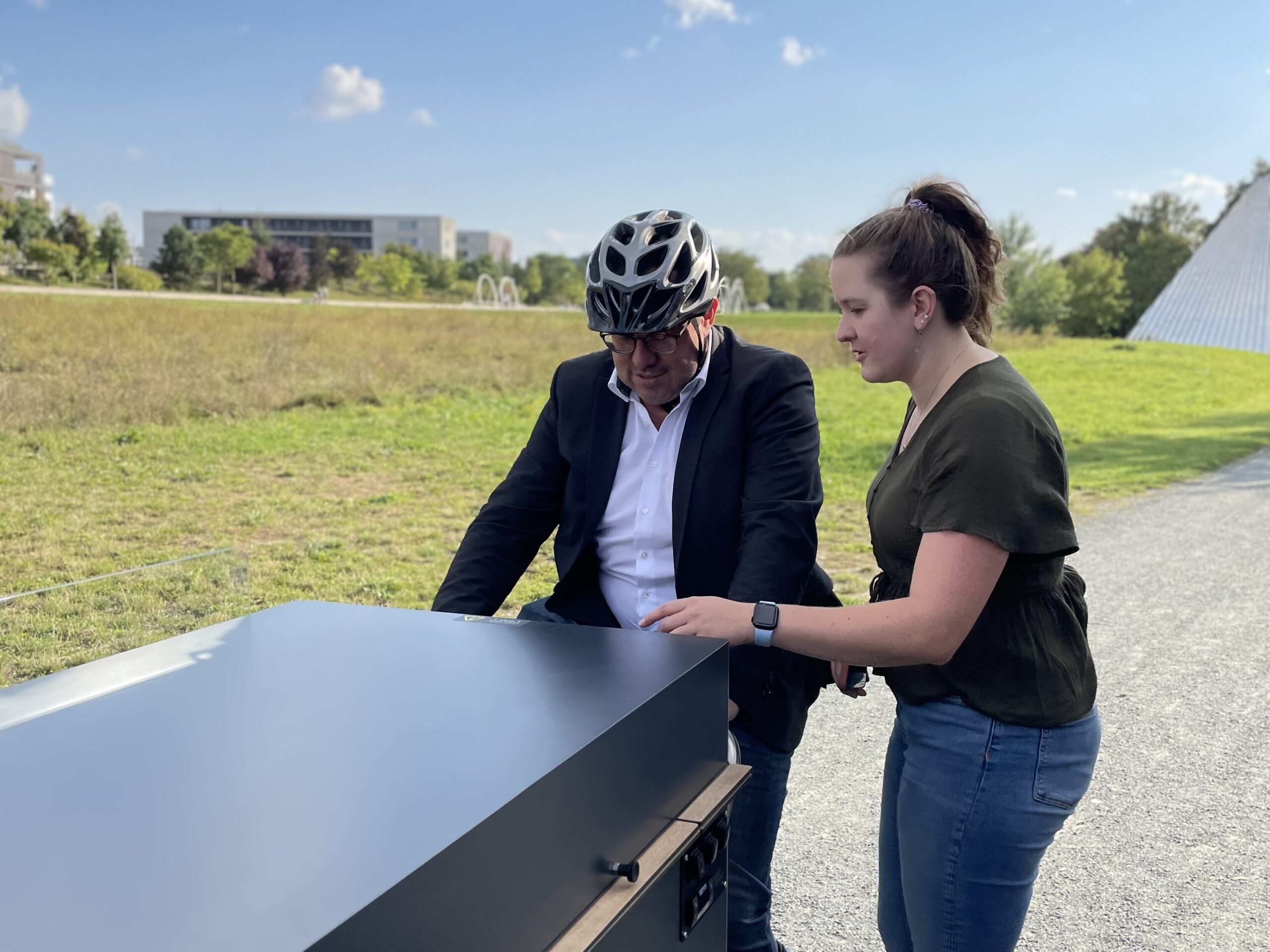 Stine Hassing erklärt Michael Wolf die Funktionen des ChurchBikes